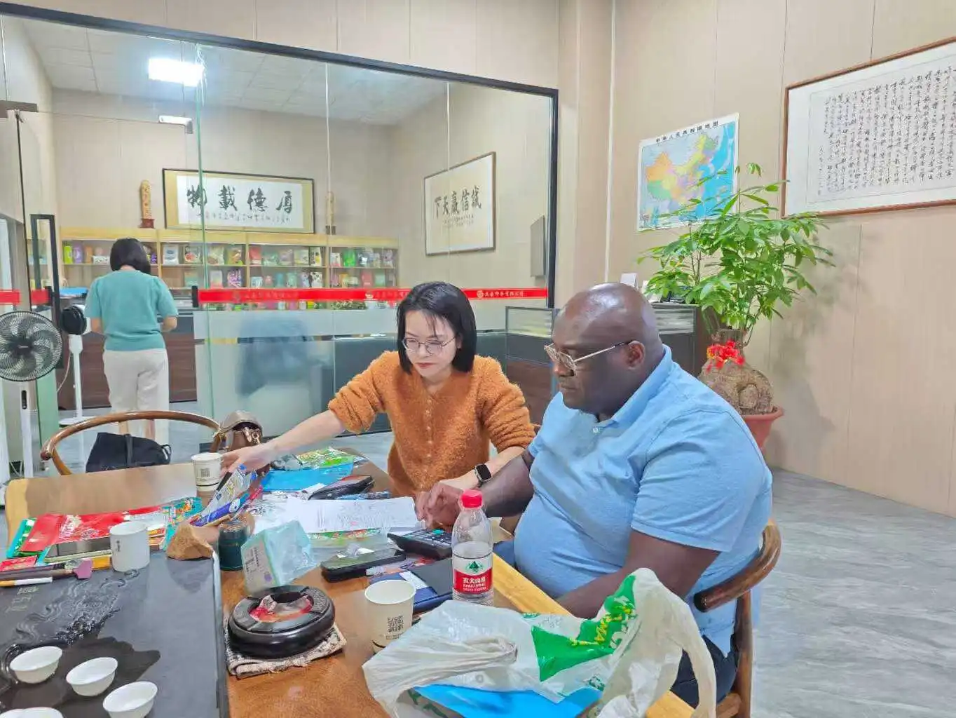 Runlong Pack team discussing custom spout pouch specifications with an overseas customer in 2025
