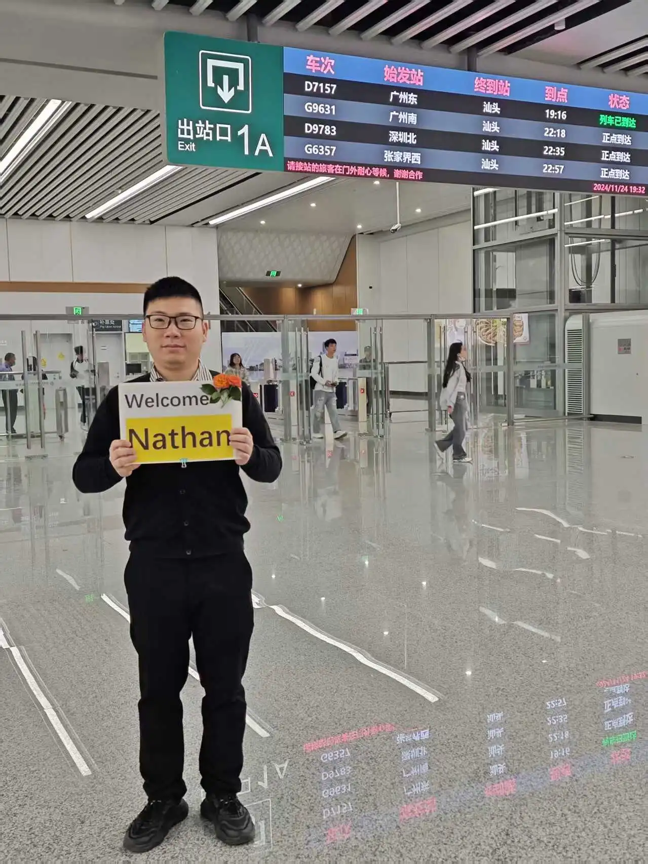 Runlong Pack team welcoming an overseas packaging customer on arrival in Shantou in 2024