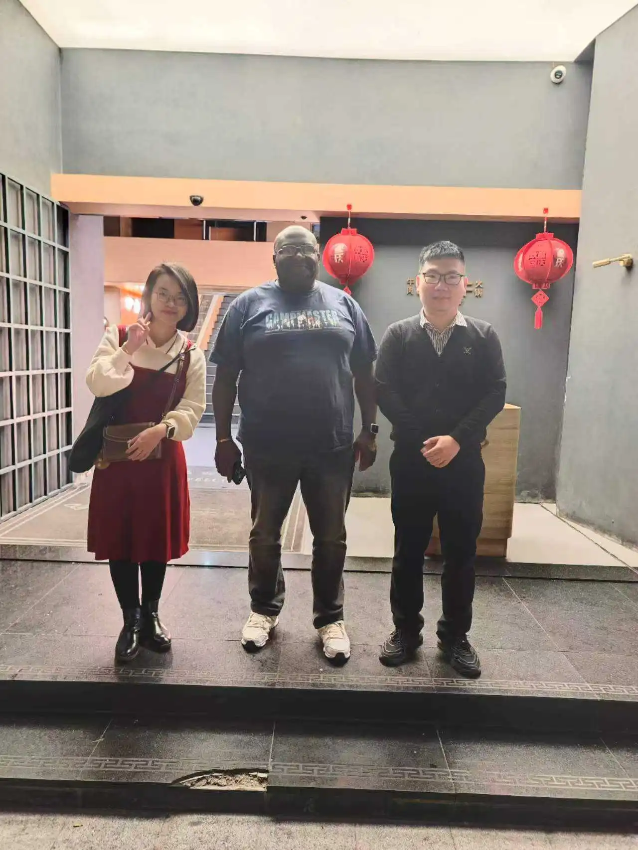 South African packaging customer with the Runlong Pack team during a 2024 visit in Shantou